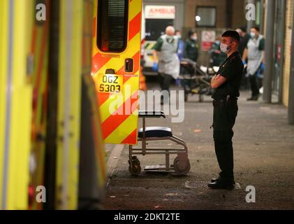 Files d'attente d'ambulances à l'extérieur de l'hôpital de la région d'Antrim, Irlande du Nord photo Mal McCann Banque D'Images