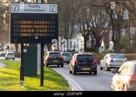 Southend on Sea, Essex, Royaume-Uni. 16 décembre 2020. En plus de Londres, certaines régions d'Essex sont entrées dans le statut d'alerte très élevée de niveau 3 après minuit. Avant le deuxième confinement, l'autorité unitaire de Southend on Sea avait choisi de rester au niveau 1 tandis que les zones environnantes d'Essex étaient au niveau 2, mais cette fois, le quartier a été placé au niveau 3. Les gens font de l'exercice le long du front de mer de la ville et se rendent au travail ou au shopping. Le trafic reste occupé. Les pubs et les salles de jeux en bord de mer sont fermés. Crédit : photos/Alamy Live News Banque D'Images