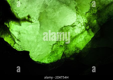 Cristal brut émeraude, rétroéclairage en béryl vert Banque D'Images