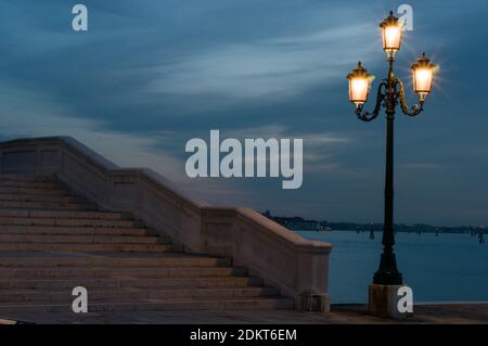 Pont en pierre à Venise, traverse et lampe en fonte artisanale activé Banque D'Images