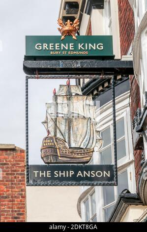 Panneau de pub Greene King pour la maison publique de Ship Anson sur le Hard à Portsmouth. Banque D'Images