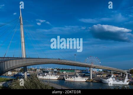 Vue panoramique sur le Ponte del Mare, un pont piétonnier reliant la côte sud au nord de la rivière Pescara. Banque D'Images