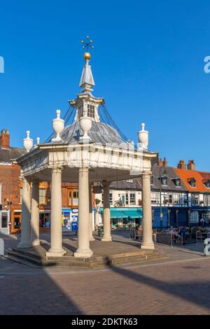 Vue sur le kiosque dans la place du marché, Beverley, North Humberside, East Yorkshire, Angleterre, Royaume-Uni, Europe Banque D'Images