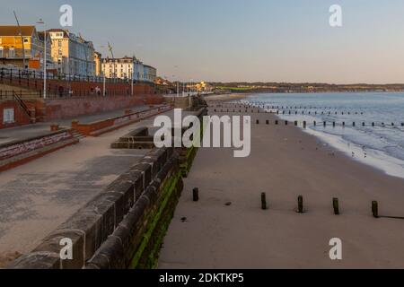 Vue sur la plage du front de mer de Bridlington au coucher du soleil, Bridlington, East Yorkshire, Angleterre, Royaume-Uni, Europe Banque D'Images