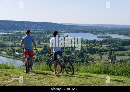 Cyclistes regardant la Seine (boucle de Jumièges) à Barneville-sur-Seine (Normandie, Nord de la France) Banque D'Images