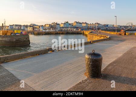 Vue sur les boutiques du port de Bridlington au coucher du soleil, Bridlington, East Yorkshire, Angleterre, Royaume-Uni, Europe Banque D'Images