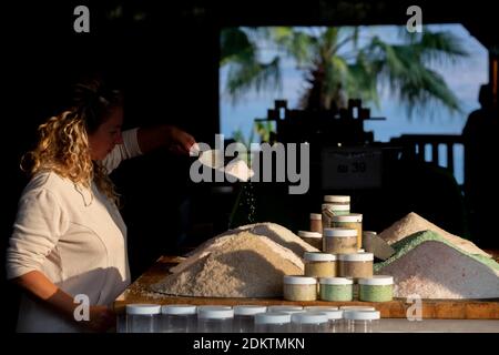 Des piles de minéraux et de sels de la mer Morte sont exposées à la plage de Kalya, à la mer Morte, en Israël modèle disponible Banque D'Images