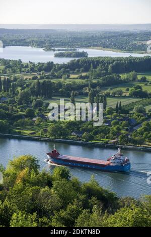 Transport sur la Seine. Cargo Wilson Flushing dans la boucle de la rivière Jumieges vue de Barneville-sur-Seine (Normandie, Nord de la France) Banque D'Images