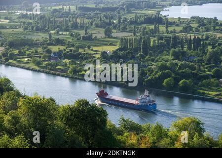 Transport sur la Seine. Cargo Wilson Flushing dans la boucle de la rivière Jumieges vue de Barneville-sur-Seine (Normandie, Nord de la France) Banque D'Images