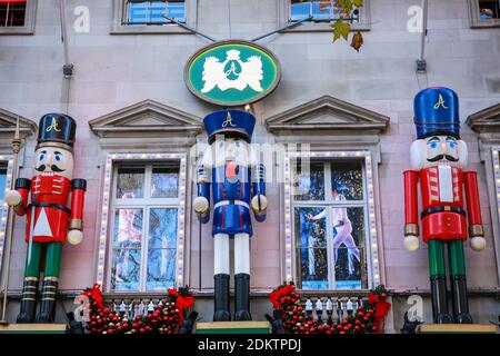 Londres, Royaume-Uni. 15 décembre 2020. Annabel's - décorations de Noël devant le Club des membres privés de Mayfair. Crédit: Waldemar Sikora Banque D'Images