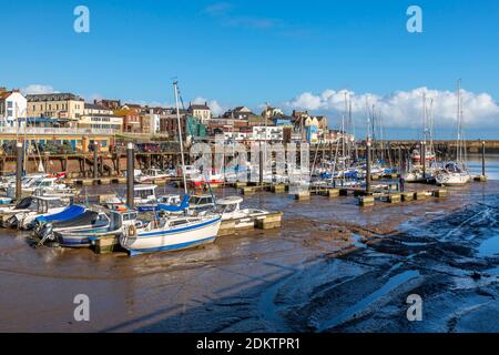 Vue sur les bateaux dans le port de Bridlington, Bridlington, North Yorkshire, Angleterre, Royaume-Uni, Europe Banque D'Images