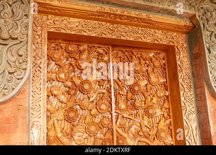 Les portes sculptées en bois balinais avec des ornements. Les traditions locales et de l'artisanat concept Banque D'Images