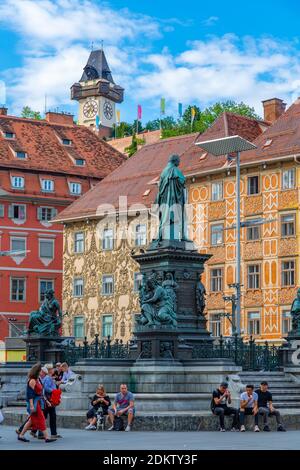 Vue sur Erzherzog-Johann-Brunnen et la Tour de l'horloge visible en arrière-plan, Graz, Styrie, Autriche, Europe Banque D'Images