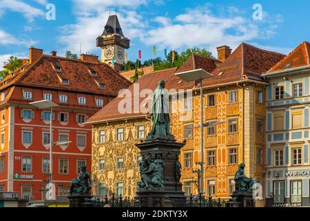 Vue sur Erzherzog-Johann-Brunnen et la Tour de l'horloge visible en arrière-plan, Graz, Styrie, Autriche, Europe Banque D'Images