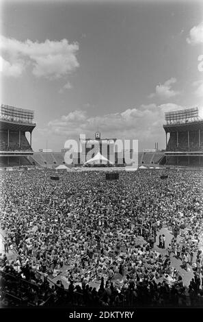 Cleveland Stadium est rempli à capacité le 14 juin 1975 pour un concert par les Rolling Stones à Cleveland, Ohio. Ernie Mastroianni photo Banque D'Images