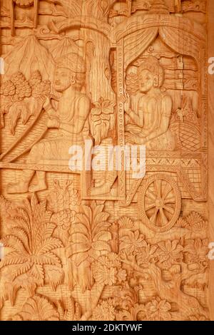 Les portes sculptées en bois balinais avec des ornements. Les traditions locales et de l'artisanat concept Banque D'Images