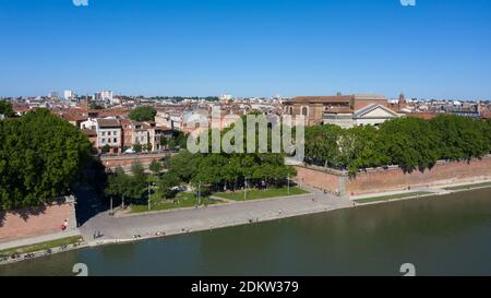 Toulouse (sud de la France) : vue aérienne de la place de la Daurade dans le quartier du Capitole, dans le centre historique. Au premier plan, TH Banque D'Images