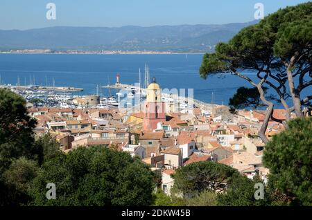 Vue sur la vieille ville ou le quartier historique de Saint Tropez Var Provence France Banque D'Images