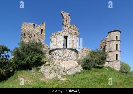 Tours en pierre ronde du château en ruines ou des ruines du château Du Château de Grimaud Var Provence France Banque D'Images
