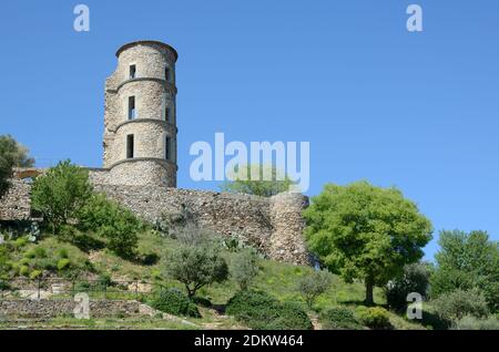 Tour ronde en pierre du château en ruines ou ruines du château Du Château de Grimaud Var Provence France Banque D'Images