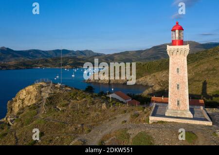 Port-Vendres (sud de la France) : vue aérienne du phare de Cap Bear le long de la côte de la Côte Vermeille Banque D'Images