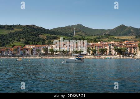 Collioure (sud de la France) : Plage de Port d'aval et maisons dans la rue 'rue de la démocratie' Banque D'Images