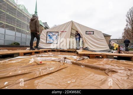 Réplique d'une tente de réfugiés du HCR devant la cathédrale d'Essen, debout dans une flaque de boue, l'initiative "UN cœur pour Moria" et Caritas Refugee Aid E. Banque D'Images