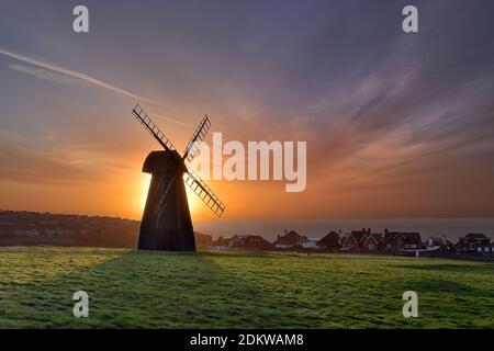 Lever du soleil derrière la silhouette du moulin à vent surplombant le canal anglais et le village Rottingdean dans l'est du Sussex Banque D'Images