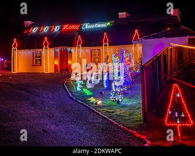 CLOONEY, PORTNOO - IRLANDE - décembre 06 2020 : les lumières de Noël brillent dans la nuit. Banque D'Images