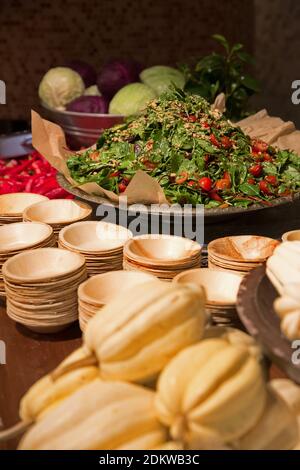 Assortiment de salades sur une table de buffet Banque D'Images