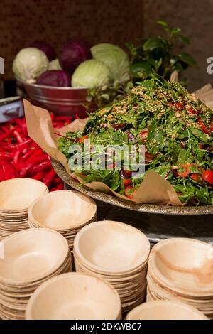 Assortiment de salades sur une table de buffet Banque D'Images