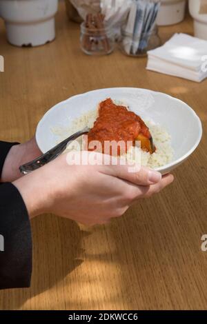 Plat principal servi à une table sous forme de buffet dans une entreprise événement Banque D'Images