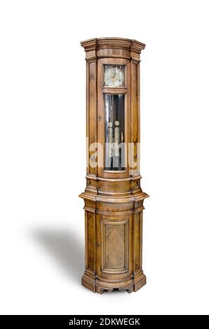 Horloge grand-père à tête de tambour antique isolée sur fond blanc. Europe de l'Ouest. 19e siècle Banque D'Images