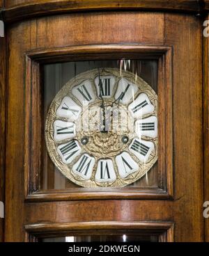 Cadran de l'horloge grand-père à tête de tambour antique. Europe de l'Ouest. 19e siècle Banque D'Images