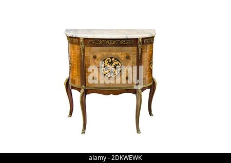 Ancienne commode européenne en bois de style baroque sur fond blanc. Banque D'Images