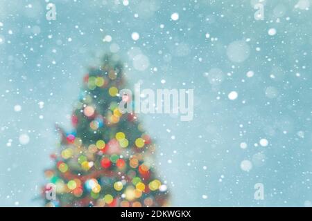 Sapin de Noël - lumières et flocons de neige sur fond bleu Banque D'Images