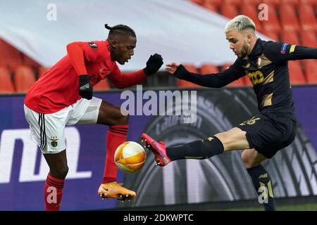 Nunos Tavares de SL Benfica Lisbonne est défié par Nicolas Raskin de Standard Liège lors du match de l'UEFA Europa League Group D entre Standard Liège et SL Benfica au Stade Maurice Dufrasne le 10 décembre 2020 à Liège, Belgique. Photo par ABACAPRESS.COM Banque D'Images