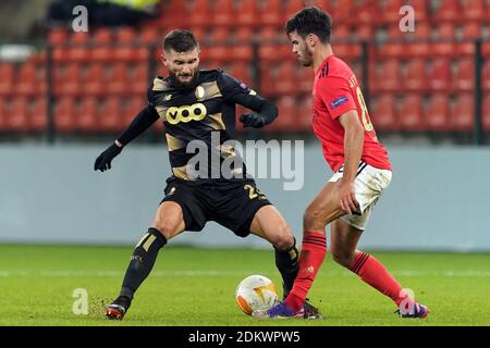 Nicolas Gavory de Standard Liège concurrence pour le ballon avec Joao Ferreira de SL Benfica Lisbonne lors du match de l'UEFA Europa League Group D entre Standard Liège et SL Benfica au Stade Maurice Dufrasne le 10 décembre 2020 à Liège, Belgique. Photo par ABACAPRESS.COM Banque D'Images