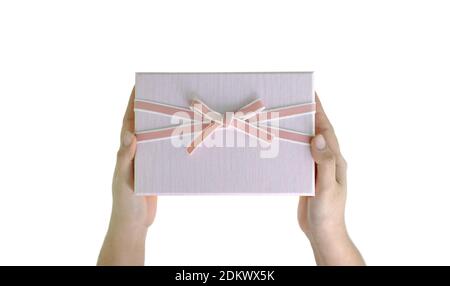 Boîtes-cadeaux dans la main de la dame sur fond blanc Banque D'Images
