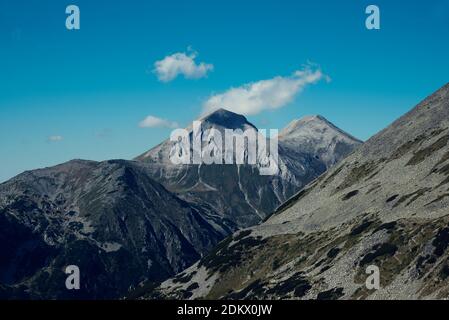 Vue sur le cheval depuis le sommet de la montagne de Pirin Parc national en été jour ensoleillé bonne météo et condition pour l'alpinisme et le tourisme Banque D'Images