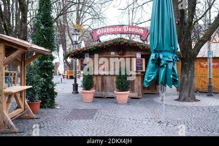 Munich, Allemagne. 16 décembre 2020. Un stand de vin chaud fermé se trouve au Viktualienmarkt dans le centre-ville. Aujourd'hui, le confinement contre la pandémie de Corona commence en Allemagne. Credit: Sven Hoppe/dpa/Alay Live News Banque D'Images