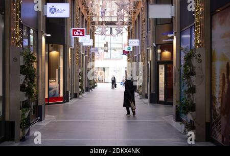 Munich, Allemagne. 16 décembre 2020. Seulement quelques passants se trouvent dans un centre commercial du centre-ville. Aujourd'hui, le confinement contre la pandémie de Corona commence en Allemagne. Credit: Sven Hoppe/dpa/Alay Live News Banque D'Images