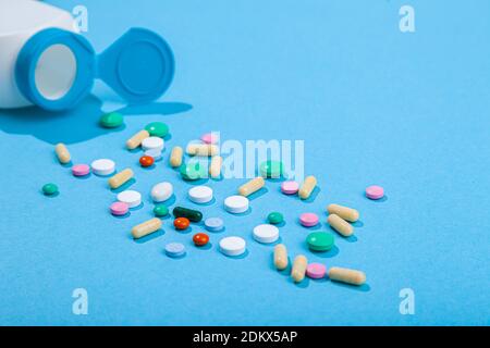 Vue de dessus de l'assortiment dispersé de comprimés colorés de bouteille de pilule et capsules Banque D'Images