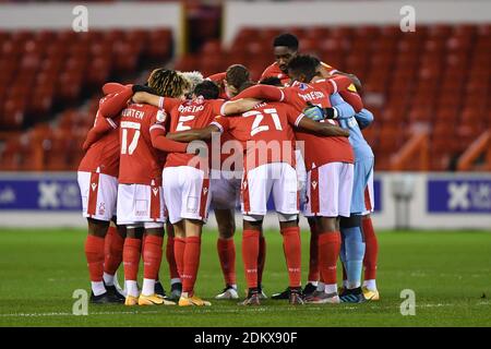 NOTTINGHAM, 15 DÉCEMBRE les joueurs de forêt dans un caucus avant le lancement du match de championnat de pari de ciel entre Nottingham Forest et Sheffield mercredi au City Ground, Nottingham, le mardi 15 décembre 2020. (Credit: Jon Hobley | MI News) Credit: MI News & Sport /Alay Live News Banque D'Images