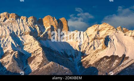 Lever de soleil en hiver sur les sommets des Faraut dans la vallée du Champsaur (Faraut Breccia). Hautes-Alpes, Alpes européennes, France Banque D'Images