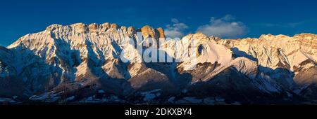 Soleil d'hiver panoramique sur les sommets des Farautes dans la vallée de Champsaur.Hautes-Alpes, Alpes européennes, France Banque D'Images