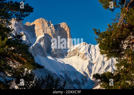 Winter sunrise on the Faraut mountain peaks (Faraut Breccia) in the Champsaur Valley.Hautes-Alpes, European Alps, France Banque D'Images