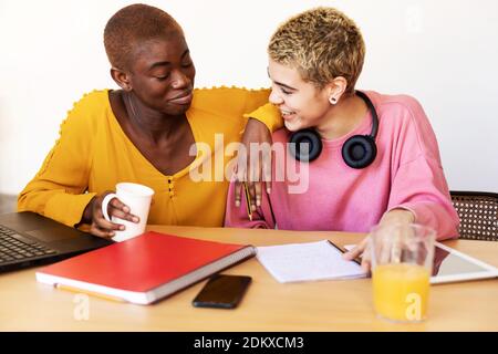 Les femmes d'affaires en début de pause-café parlent Banque D'Images