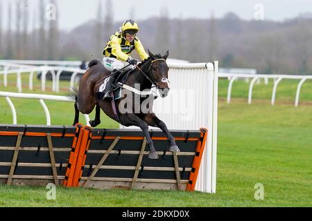 Nico de Boinville à cheval Article de Lecale Effacer la dernière clôture pour gagner l'obstacle BoscaSports The Retail Bookmakers Choice Maiden à l'hippodrome de Newbury. Banque D'Images