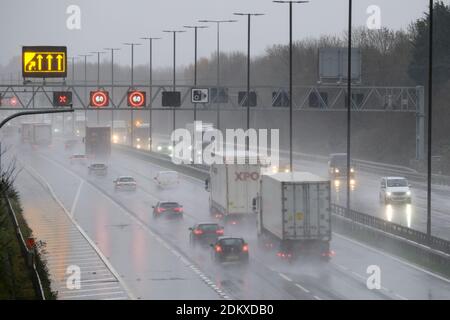 Bristol, Royaume-Uni. 16 décembre 2020. De fortes pluies conduisent à des pulvérisations et à des conditions de conduite difficiles sur l'autoroute M4 en direction de Bristol. Bien que la zone soit dans un niveau de verrouillage 3 trafic est encore lourd. Crédit : JMF News/Alay Live News Banque D'Images